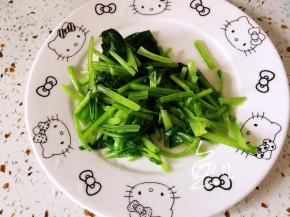 捞出菠菜沥干水分，切段