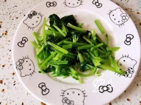 捞出菠菜沥干水分，切段