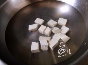 豆腐块放入汤锅中