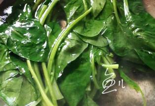 菠菜放入开水中焯烫约半分钟