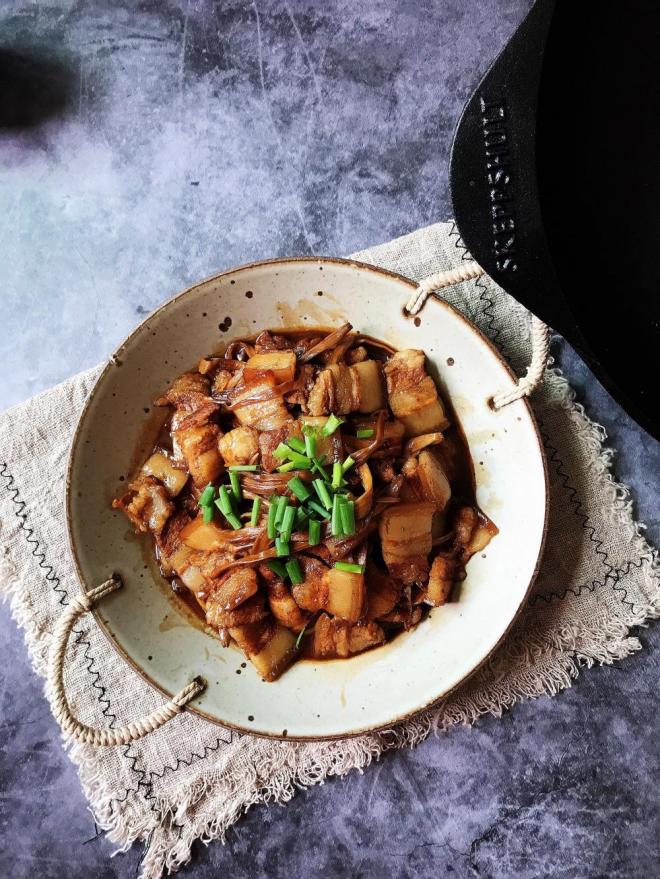 黄花菜焖五花肉