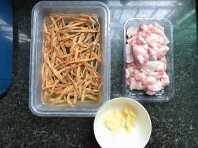 黄花菜用水泡发（常温水泡半个小时就可以了）五花肉切成1-2厘米左右的片，姜切丝，蒜切片