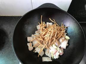 加入黄花菜翻炒