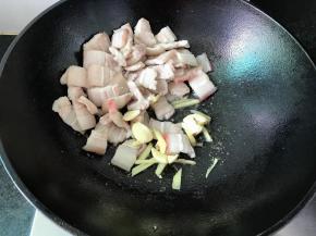 加入姜丝和蒜片，炒出香味