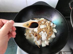 加入水没过五花肉，再加入一勺生抽，两勺蚝油，一勺老抽，少许的盐