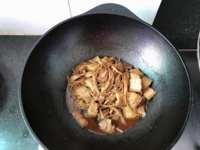 焖至水分稍干即可