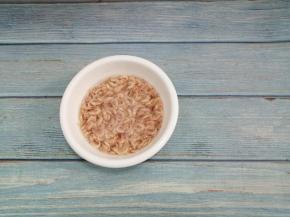 河虾用水多冲洗几遍，然后用温水浸泡一个小时