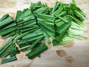 韭菜择洗干净，然后切成段