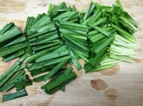 韭菜择洗干净，然后切成段