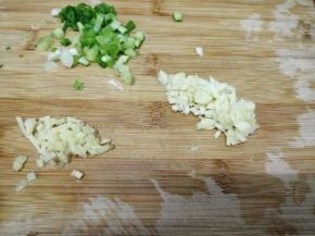 葱姜蒜切成粒