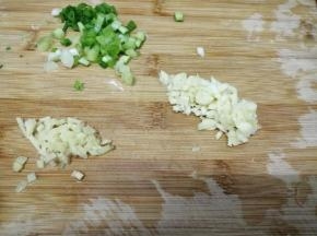 葱姜蒜切成粒