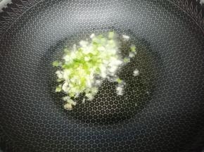 锅里加入适量的油，烧到七成热时，把葱姜蒜放入锅中爆香