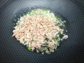 在加入河虾翻炒片刻