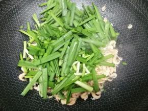 加入韭菜大火翻炒均匀