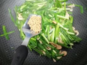 加入鸡粉炒均匀即可出锅