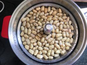 买回来的花生泥巴很多，用水泡一会，然后搓洗干净