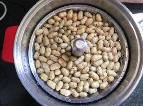 买回来的花生泥巴很多，用水泡一会，然后搓洗干净