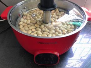 放入升降火锅中，放入盐，大火煮开，小火煮30分钟