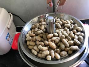 夹出蒸篮，倒出晾干，或者直接吃都很好吃！