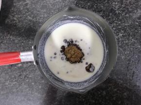 红糖倒入牛奶中，放奶锅中烧开，融化红糖