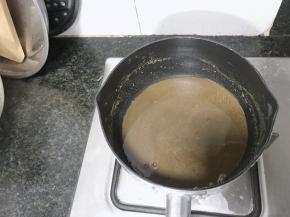 红糖牛奶放置冷却