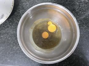 加入两个蛋，搅拌均匀