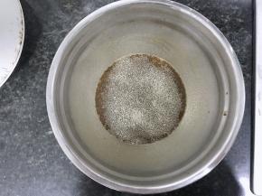 加入酵母粉搅拌均匀