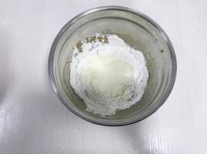 筛入低筋面粉和奶粉