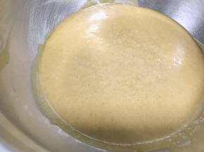 表面有大的气泡，闻起来有股香香的发酵味