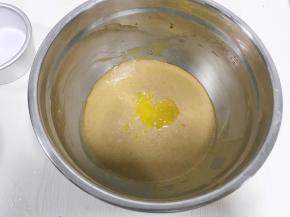 倒入融化的黄油，搅拌均匀
