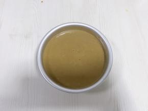 倒入6寸蛋糕模具，模具下垫油纸，或者刷层油，方便脱模