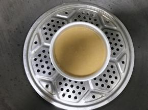 放入锅中蒸25分钟，用牙签插一下，没有湿就表示已经熟了