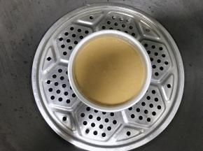 放入锅中蒸25分钟，用牙签插一下，没有湿就表示已经熟了