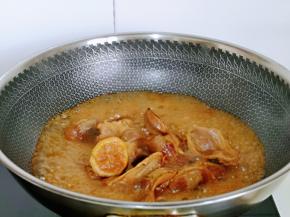 待鸭胗用筷子轻松扎透时大火收汁至浓稠，即可关火。