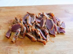 酱好的鸭胗切片。