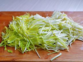 韭黄洗干净，淋干水分后再切段。