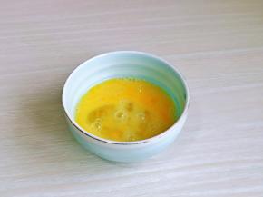 鸡蛋磕碗里，按个人口味加入盐打散。