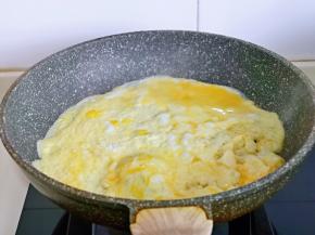 起油锅，倒入蛋液，小火煎至表面凝固。