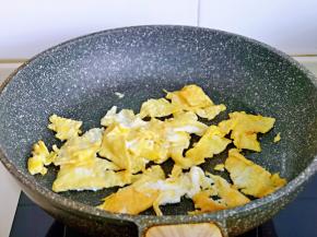 再用铲子铲碎，盛出备用。