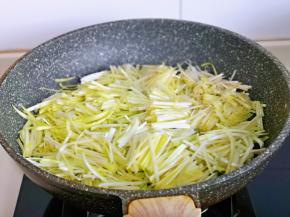 另起油锅，加入韭黄煸炒。