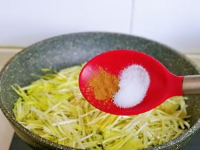 按个人口味加入盐，十三香，炒至韭黄变软。