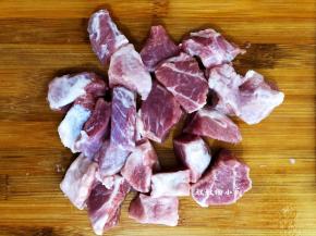 猪肉洗干净，用厨房纸巾吸干水分，切成小方块