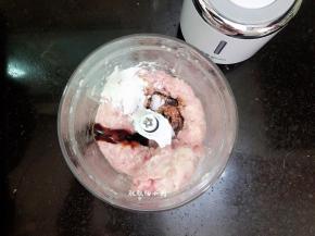 在肉末中加入1勺生，1勺蚝油，1勺玉米淀粉，少许食用油，美小勺盐，搅打均匀，肉末加入一些生粉，更有黏性，煎的时候不容易与尖椒分离