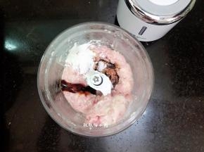 在肉末中加入1勺生，1勺蚝油，1勺玉米淀粉，少许食用油，美小勺盐，搅打均匀，肉末加入一些生粉，更有黏性，煎的时候不容易与尖椒分离