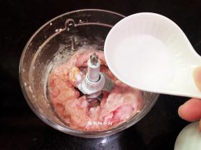 接着倒入少许的清水，这个看肉末的状态，太干加少许水，如果不干也可不加