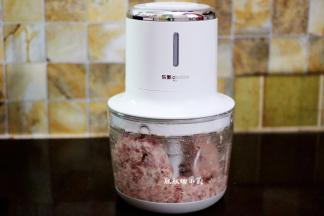 放进料理机，把猪的搅成末