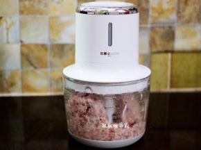 放进料理机，把猪的搅成末