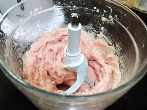 搅打至纹路清晰，肉末能够贴在杯壁上就可以了