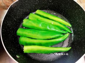 平底锅中加油，把油烧至5成热，将尖椒酿放入，有肉的一面朝下，先煎至定型