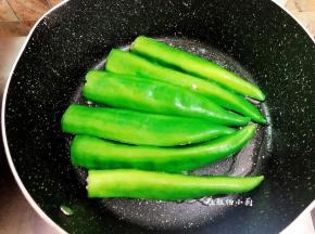 平底锅中加油，把油烧至5成热，将尖椒酿放入，有肉的一面朝下，先煎至定型